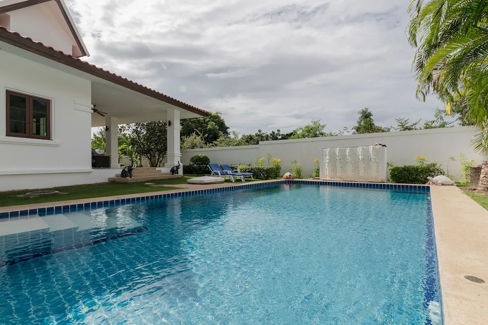 Luxury 5 Bedroom Villa in Beautiful Banyan Resort