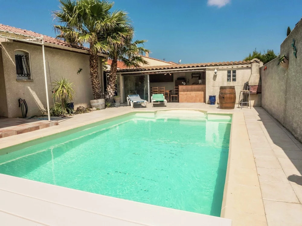 Fabulous Holiday Home With Swimming Pool in Narbonne