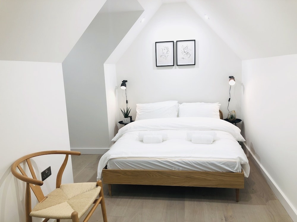 Perfect Holiday Escape - 1 and 2 Bedroom Deluxe Apartments at Liverpool Street
