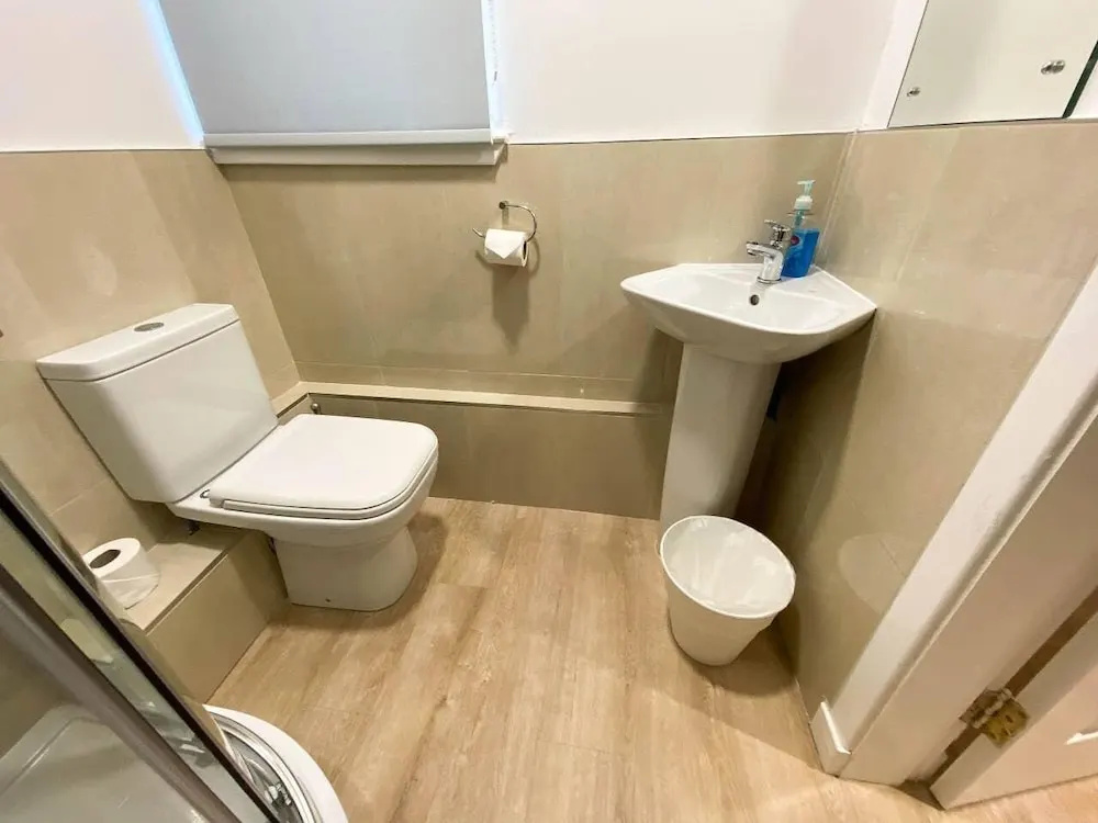 Large Modern 3 Bedroom Apartment - Free Parking