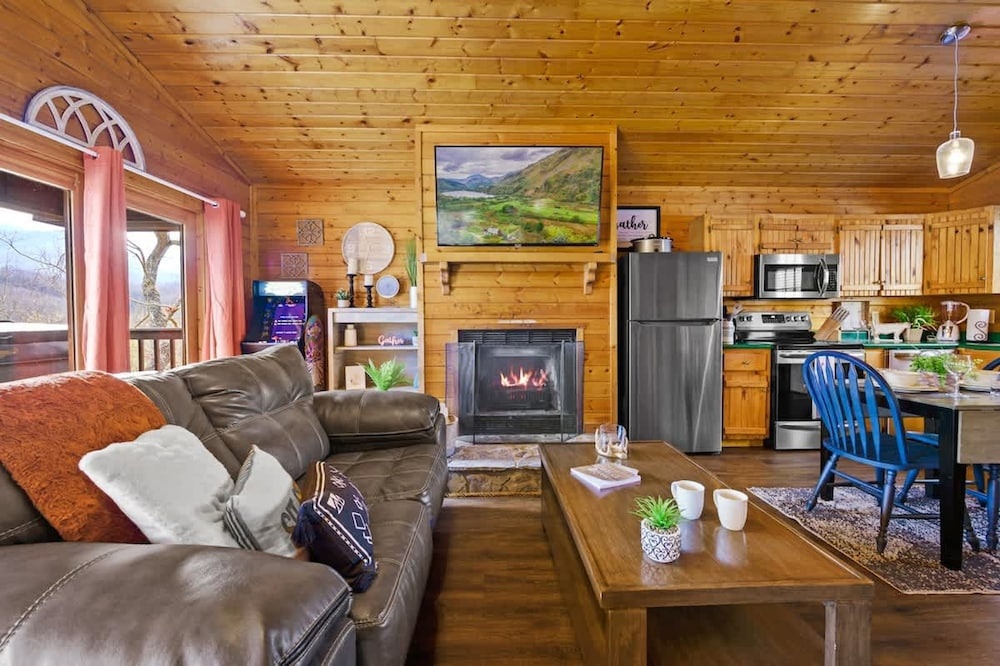 Great View Location Studio Log Cabin Hot Tub