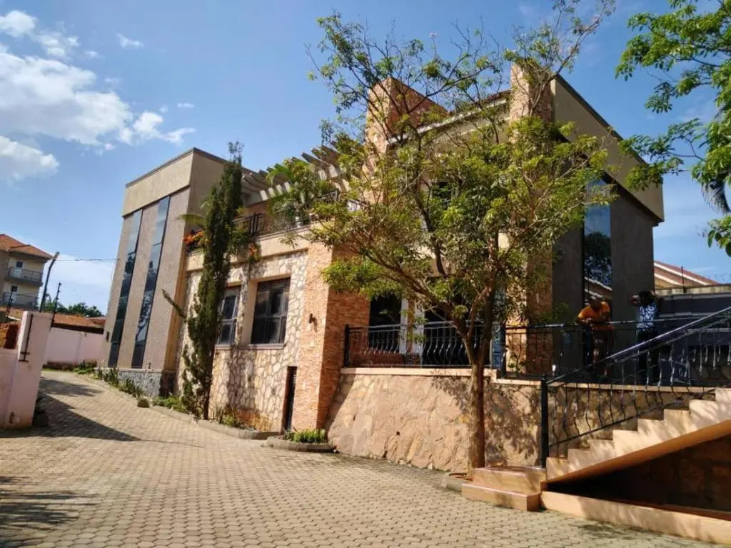 Masquerano Kevina House