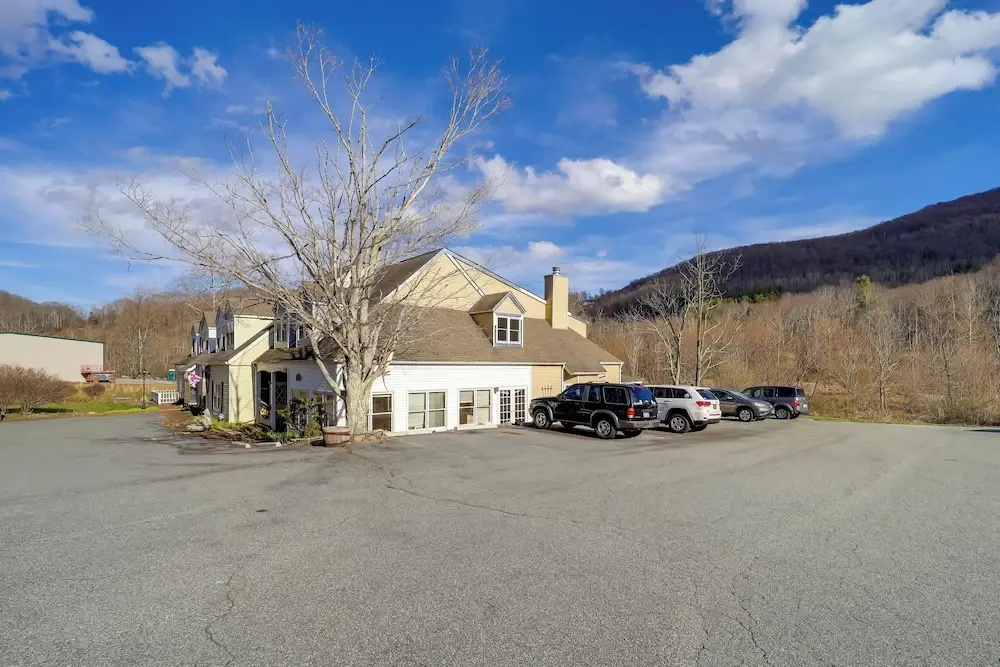 Mtn-view Condo w/ Lookout Deck in Banner Elk!