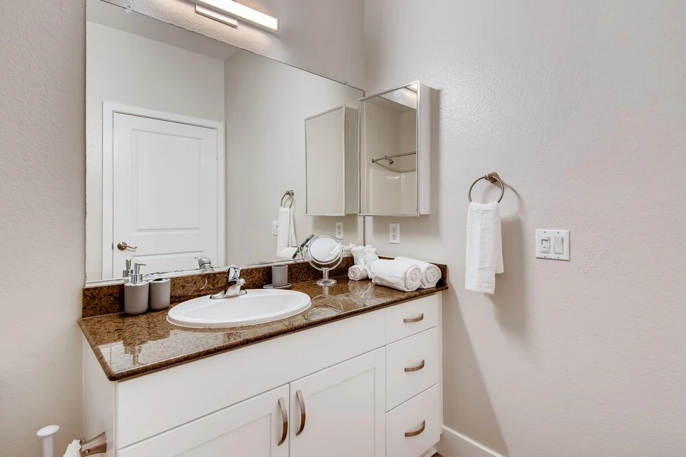 (70% off) - San Diego Top Location Work Or Fun 2BR/2.5 Bath - Pool, Gym, & Free Parking (FV10)