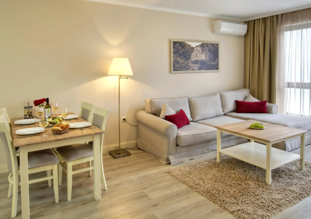 White Rock Castle Apartments - Pool & SPA