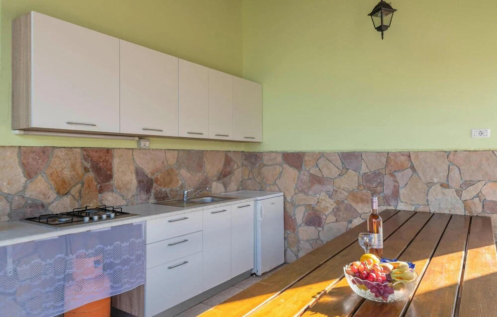 Amazing Home in Peruski With Wifi and 5 Bedrooms