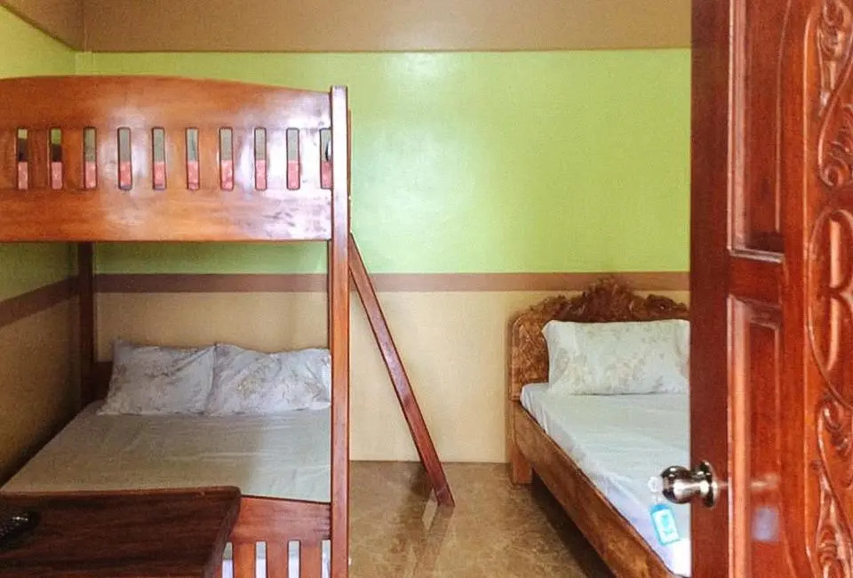 RedDoorz Hostel @ Baguio Tourist Cabin