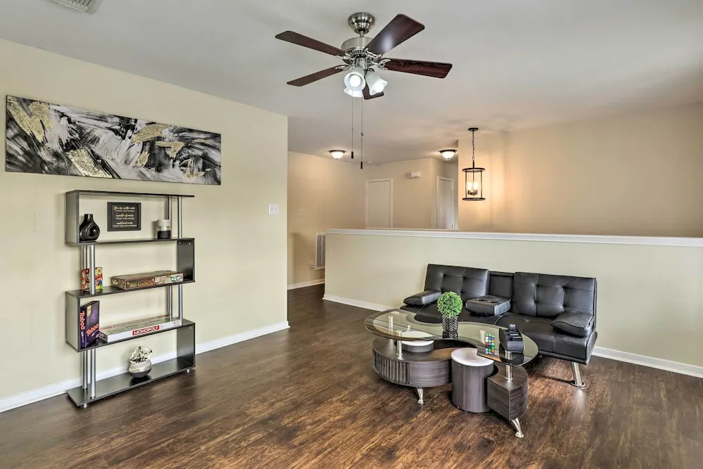 Spacious Houston Home about 22 Mi to Downtown