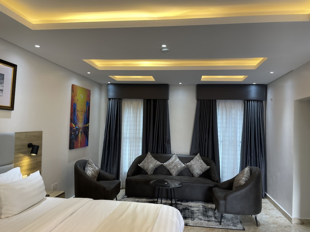 Ringruby Hotel Oladipo Bateye