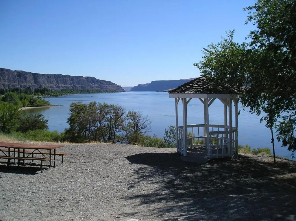 Crescent Bar Camping Resort Studio Cabin 1