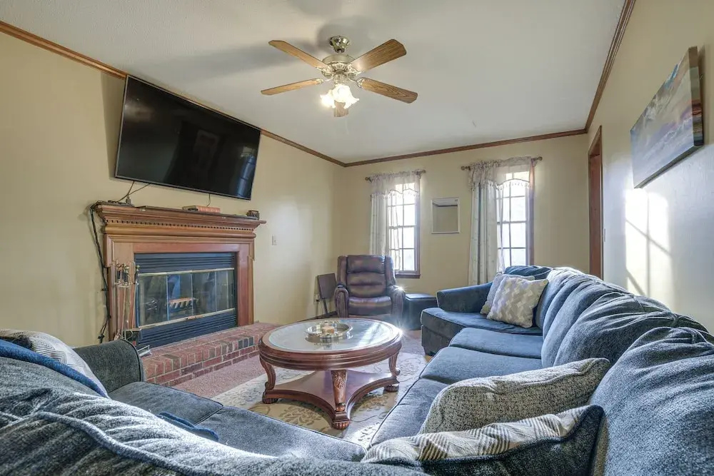 Lovely Fayetteville Home: Deck & Fireplace!