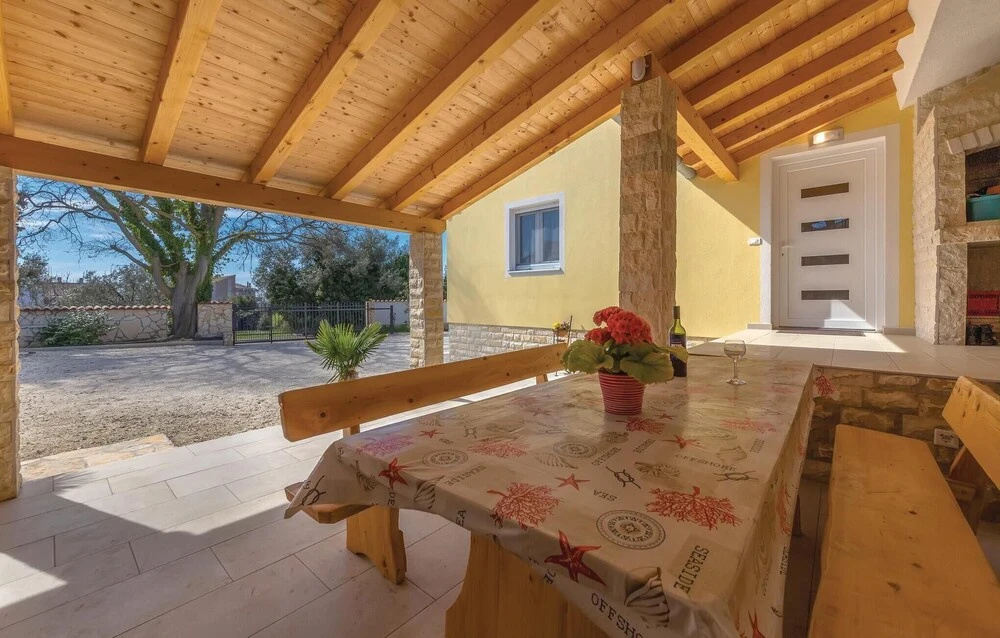 Nice Home In Liznjan With Wifi