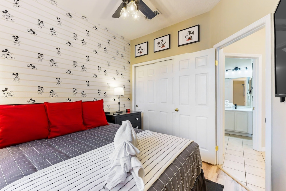 Dog-friendly Townhouse Near Disney With Outdoor Pool, Patio, Streaming, W/d, AC