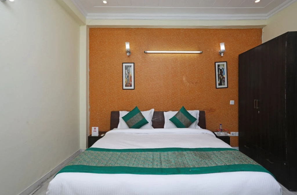 Oyo 11606 Hotel Diplomat Residency