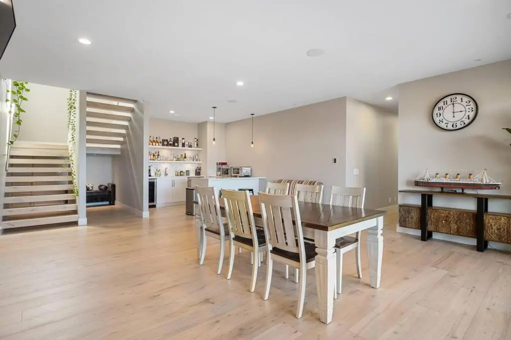 Newly Modern House w/ urban landscape of Kelowna!！