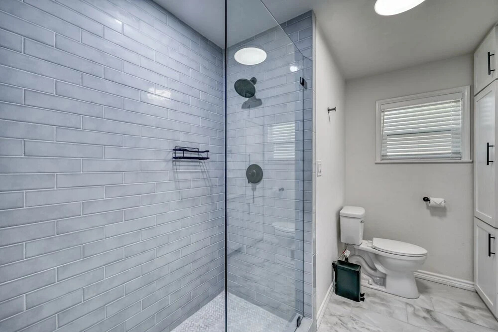 Stunning Home 3 min to Main W/hot tub and Firepit!