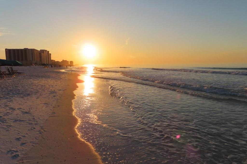 Just Updated - Beachfront Ocean view, 19th Floor