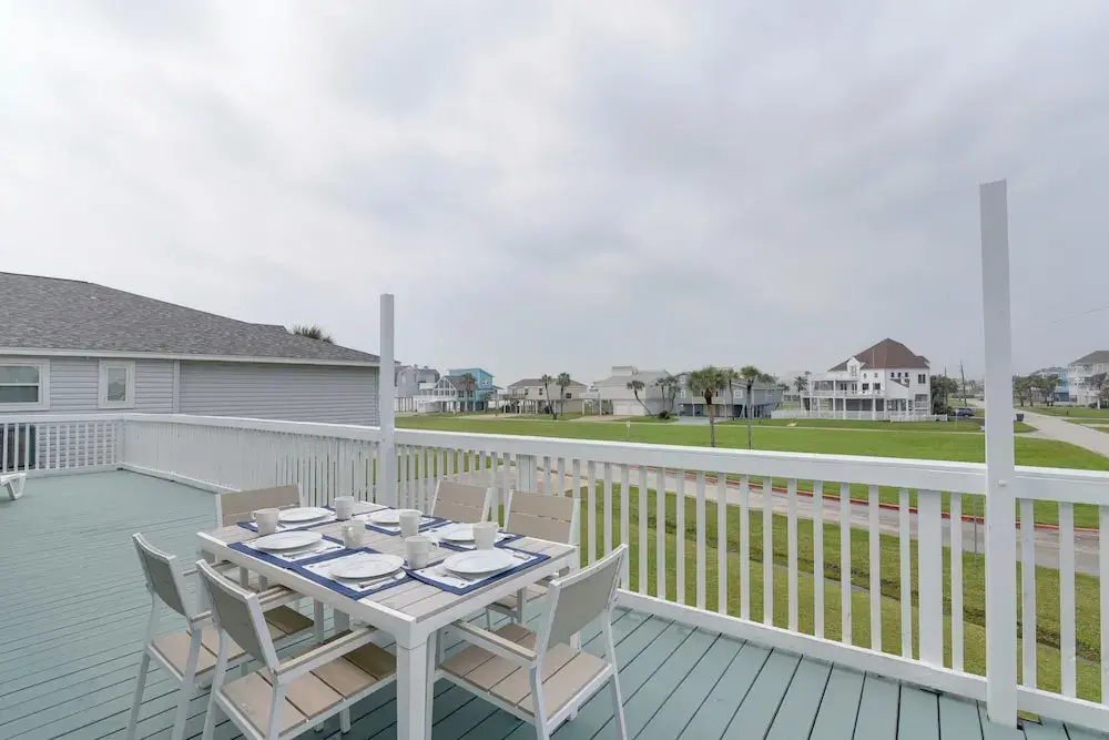 1 Block to Beach: Family Retreat in Galveston!