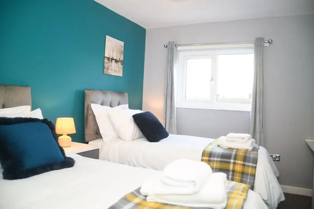 House Sleeps 8 with Garden and Parking