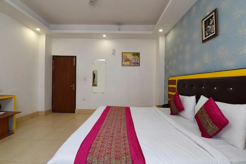 Capital O 64120 Hotel Noida Suites