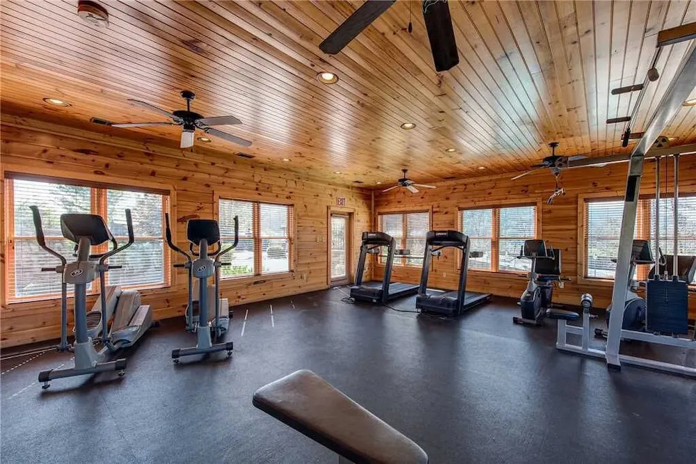 Majestic Manor - Three Bedroom Cabin
