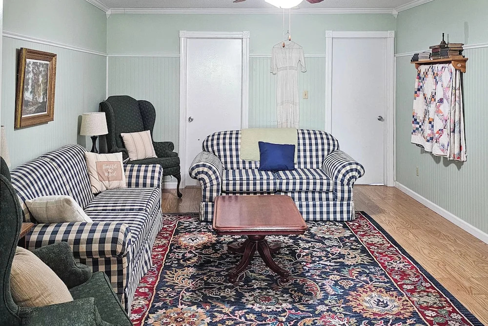 Walk to Nauvoo Temple: Remodeled Family Apartment