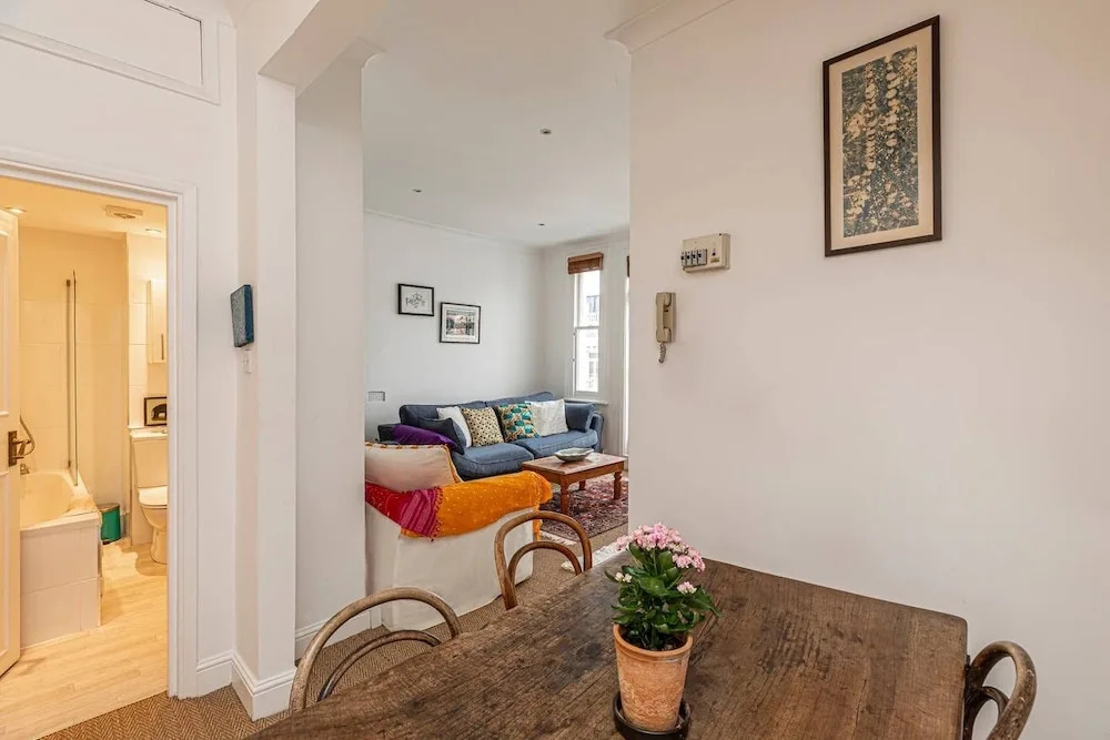Lovely 1-bed Flat w/ Balcony in West Kensington