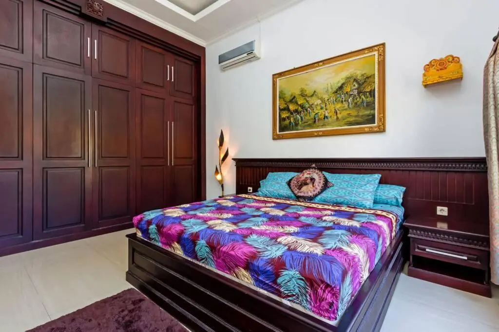 Tropical house in Nusa Dua. Beach in 150m. Garden. Fast to airport! Fast internet