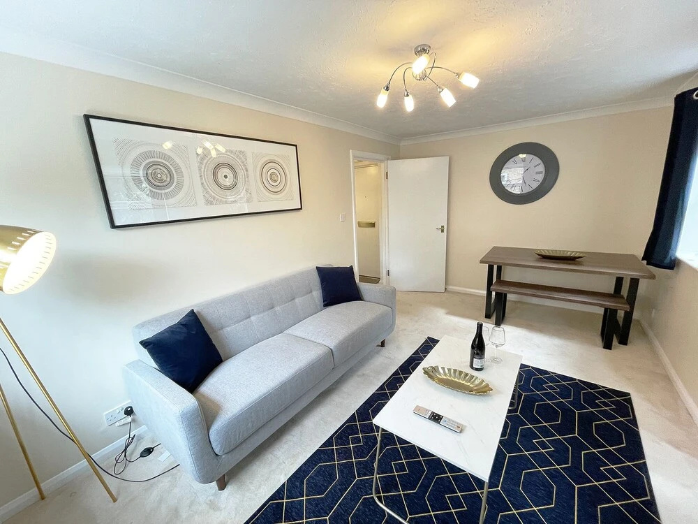 The Aviator Apartment - Farnborough - Allocated Parking, WI-FI & Self Check-in