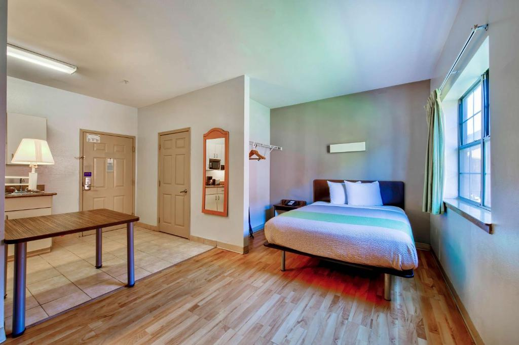 OYO Townhouse Beaumont Medical Center Area I-10