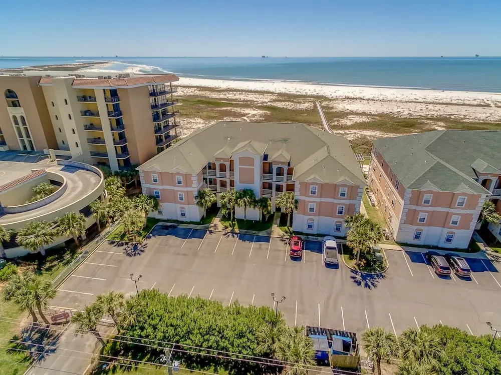 Rambl One - Gulf Facing - Beach Club Amenities Including Two Pools And A Boardwalk! Recently Remodeled And Refurnished 3 Bedroom Condo by RedAwning