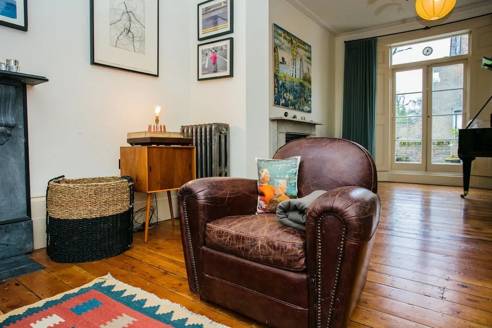 3 Bedroom Family Home Sleeps 6 in Camden