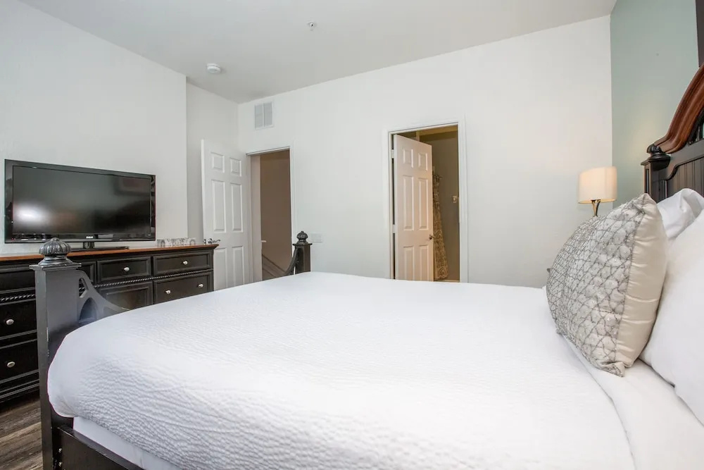 Oasis Escape Townhome 3 Bedroom Condo by Redawning