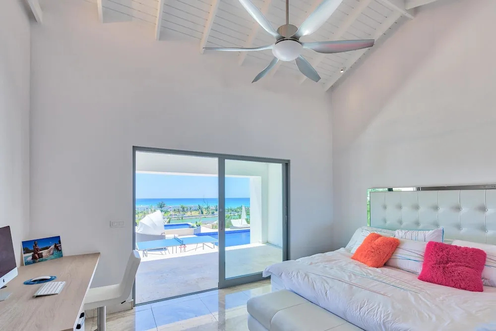 Swanky Caribbean Estate, Ocean Views, Heated Pool, AC, Free Wifi, Ping Pong, Pool Table