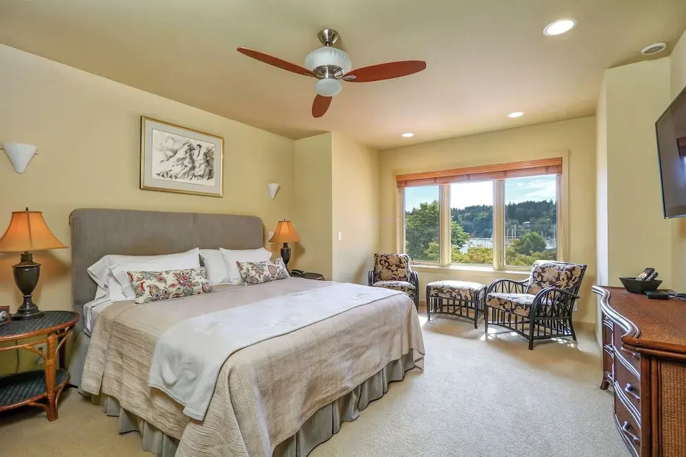 The Eagle Harbor Inn