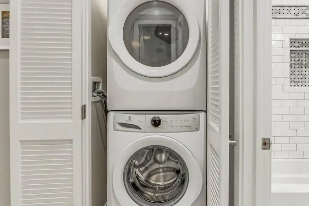 Stunning English Basement Only Steps From DMV Metro Subway Shopping Restaurants