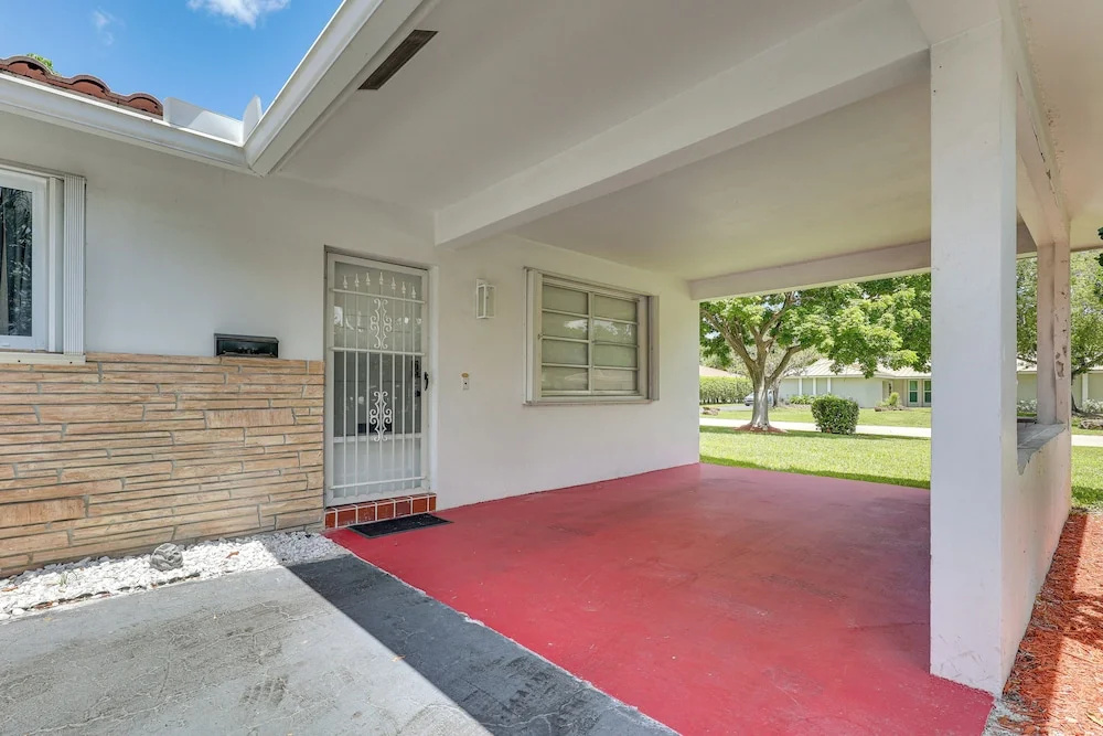 Walk to City Center: Modern Coral Springs Getaway
