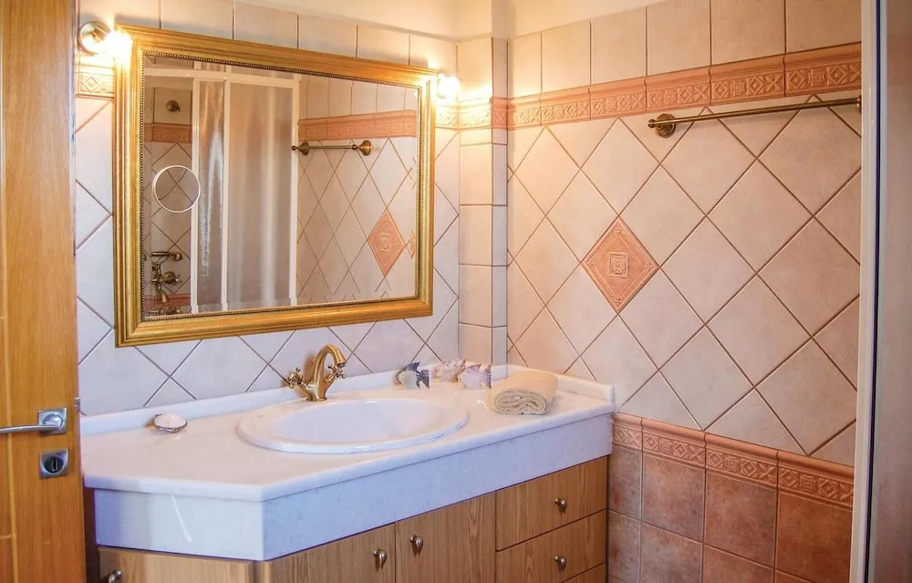 Two-Bedroom Holiday Home In Livanates