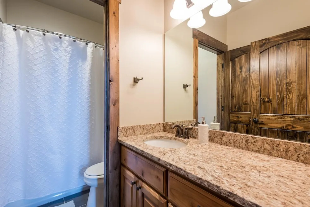 Floor to Ceiling Lake Views - Perfect Family Getaway