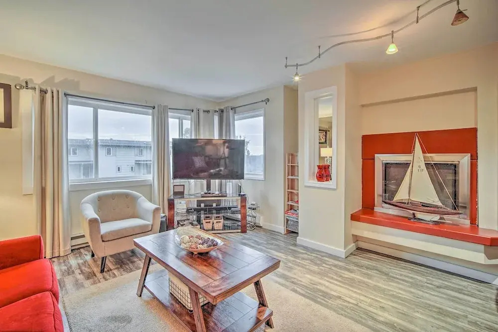 Walk to Downtown & Coast Trail: Condo in Anchorage