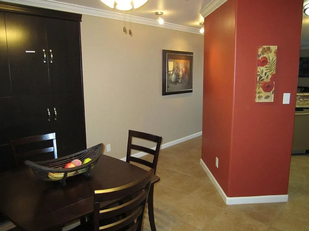 Beach-View Galveston Seawall Condo - 2 Br condo by RedAwning