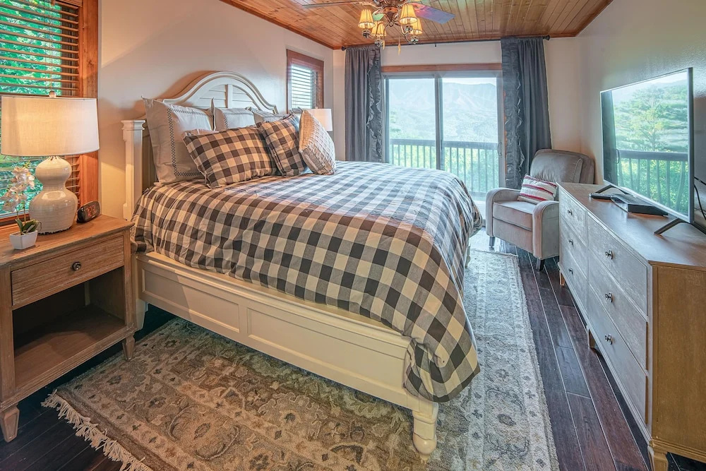 Mountain-view On 1.61 Acres - Sleeps 25 7 Bedroom Villa