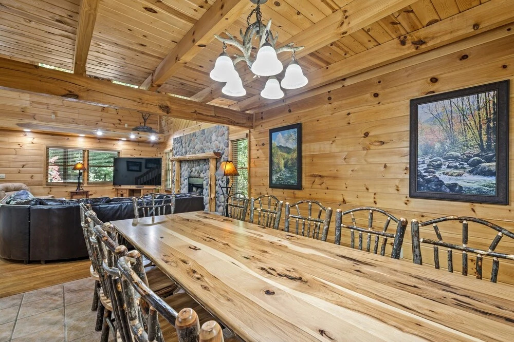 River Lodge 5 Bedroom Home by Redawning