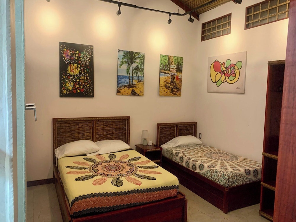 Uva Blue Villas - Pool House - AC, 3 Ensuite bedrooms, 8 guests, Koi Fish Pond