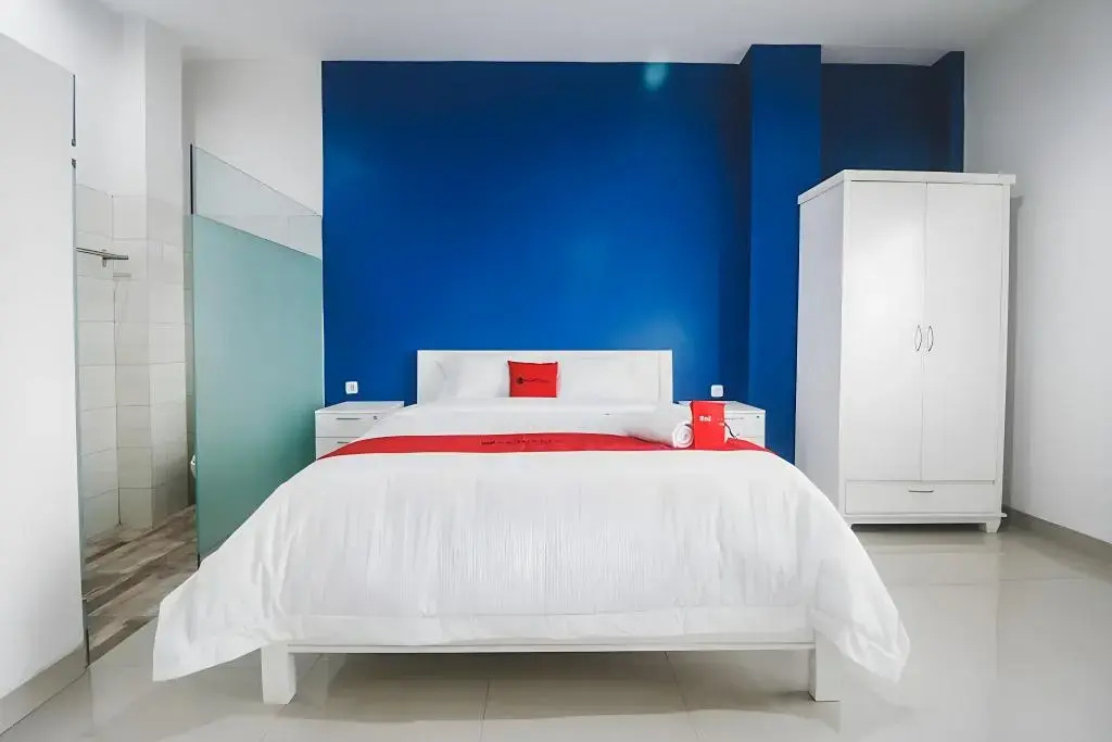 RedDoorz Plus near Living Plaza Jababeka