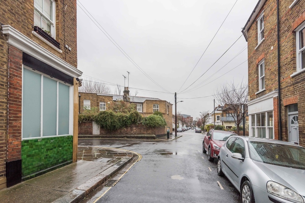 Classic Hammersmith Home by Ravenscourt Park
