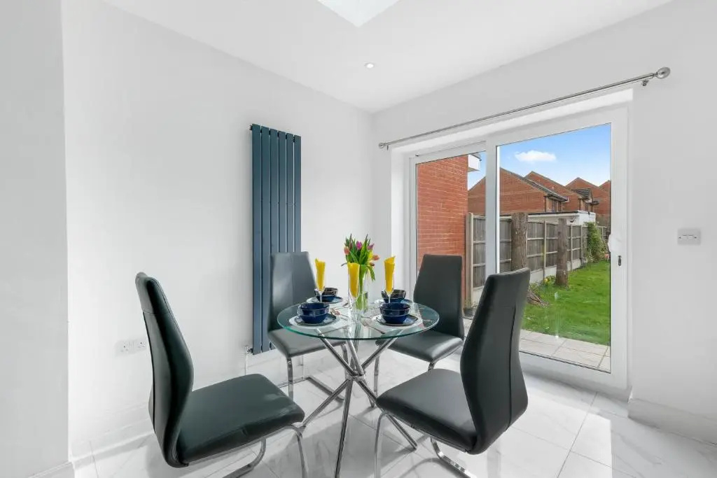 Harrow Hse 3 Bedrooms 2 Bathrooms Off Road Parking