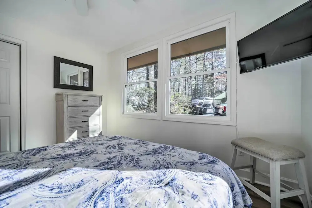 Sapphire Home w/ Grill & Pool Access