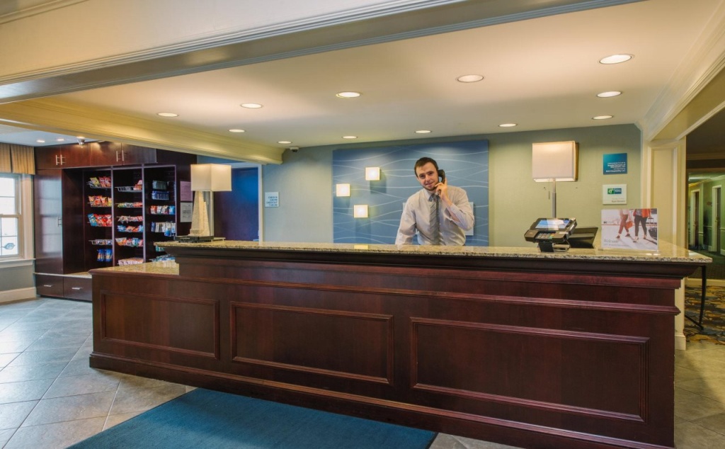Holiday Inn Express and Suites Merrimack - Nashua by IHG