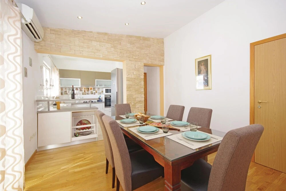 Amazing Home in Makarska With Wifi and 3 Bedrooms